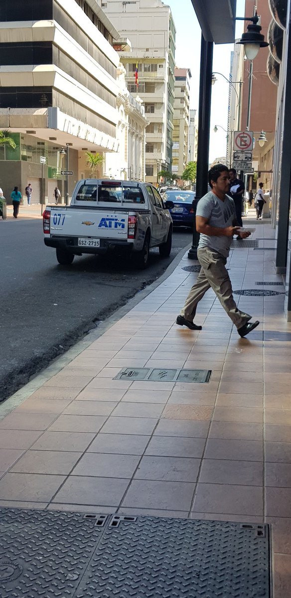 gabuchovera23's tweet photo. @ATMGuayaquil @eluniversocom @Todoparalosnio1 @teleamazonasec @andresroche la ley es para todos esperamos sea publica la sancion a este vehiculo incumpliendo las normas... https://t.co/vLuIm3evFc