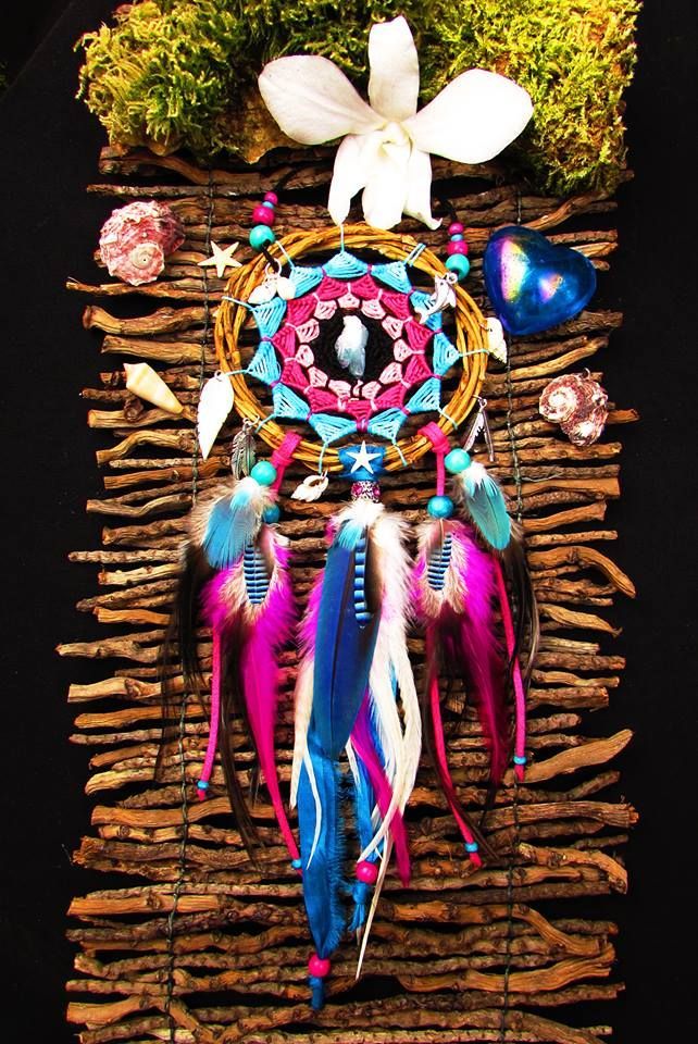 plumesdamazone's tweet photo. [Fr]
nouveau #AttrapeReve avec #plume #dauphin #chaman #nature #ethnique #amerindien #perroquet #quartzaquaaura
 https://t.co/rSXNylR7jA
[En]
new #Dreamcatcher with #feather #dolphin
 #shaman #natur #ethnics #tribal #NativeAmerican #parrot 
 #store : https://t.co/rSXNylR7jA https://t.co/IRTH9vii0p