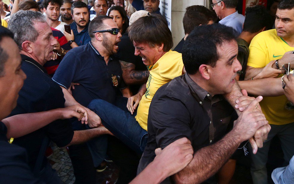 centralnoticiab's tweet photo. Bolsonaro leva facada durante ato de campanha em Juiz de Fora, diz Polícia Militar de Minas https://t.co/hXyhXfbJzZ