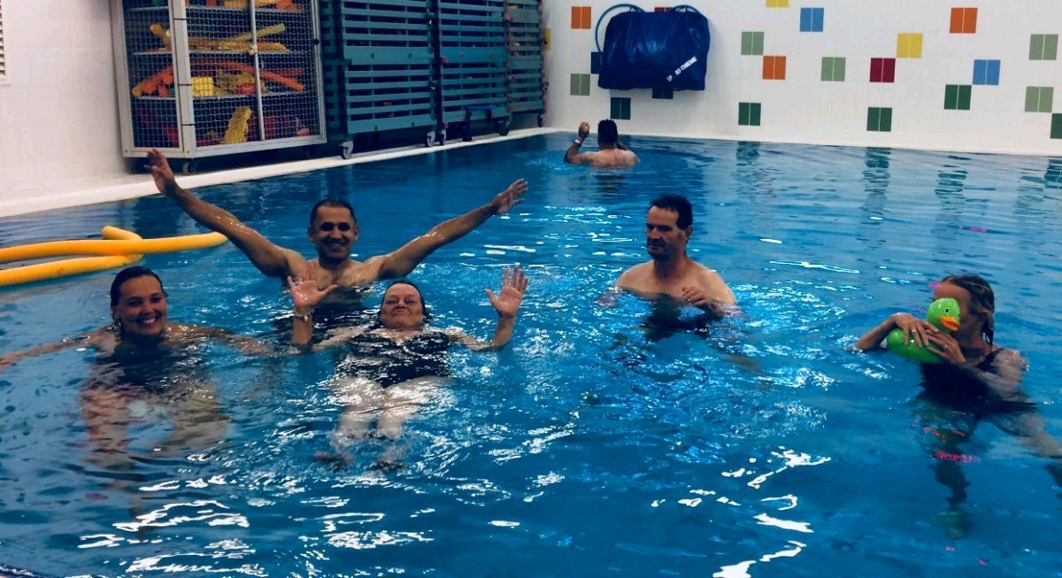 Aniet_68's tweet photo. Vandaag was de aftrap van een zwemproject van @WelstadindeWijk  en @ACStadskanaal @SameninCosis . In het warme(35 graden) water van de Dol-fijn @SameninCosis Alleen ga je sneller, samen kom je verder! Wat een ontspanning en uitbreiding netwerk. Hoe leuk is dat! https://t.co/c6sQtpV49i