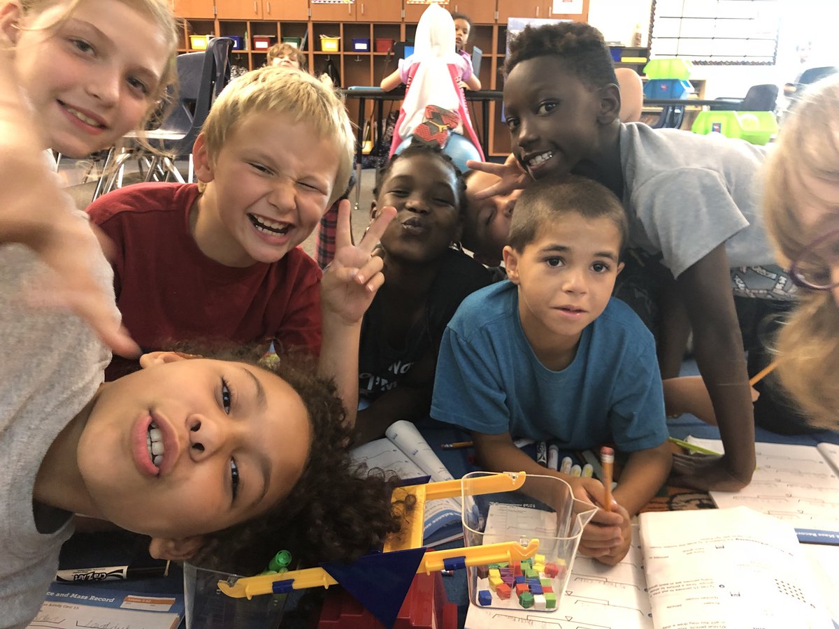 WrightMommyAHL's tweet image. Learning about mass and weight is always super engaging #mathematicians #TrustyHuskies #justmath #room108 @MrsKyraYung