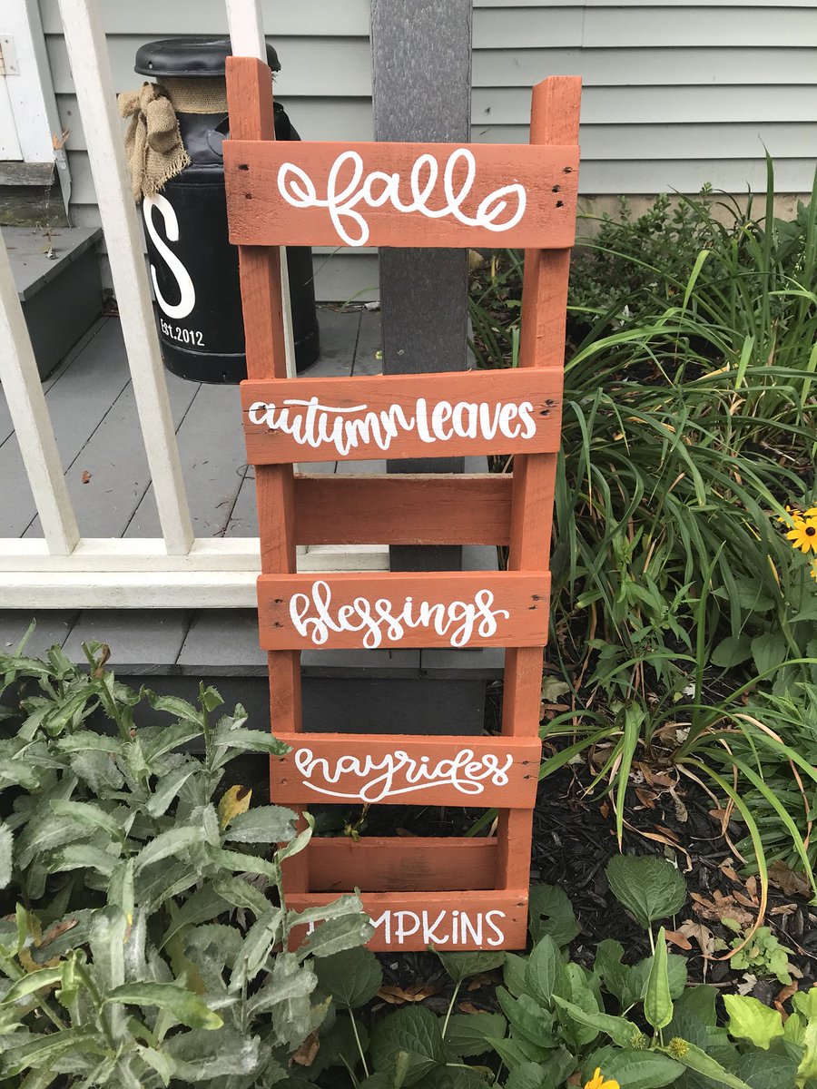 JennySparmo's tweet photo. Found this rustic & rough pallet on the side of the road & turned it into this #cookiescoffeeandcrafts #FALL #falldecor #porchdecor #palletsign #create #trashtotreasure #ThursdayThoughts https://t.co/1oOfaGkc9M