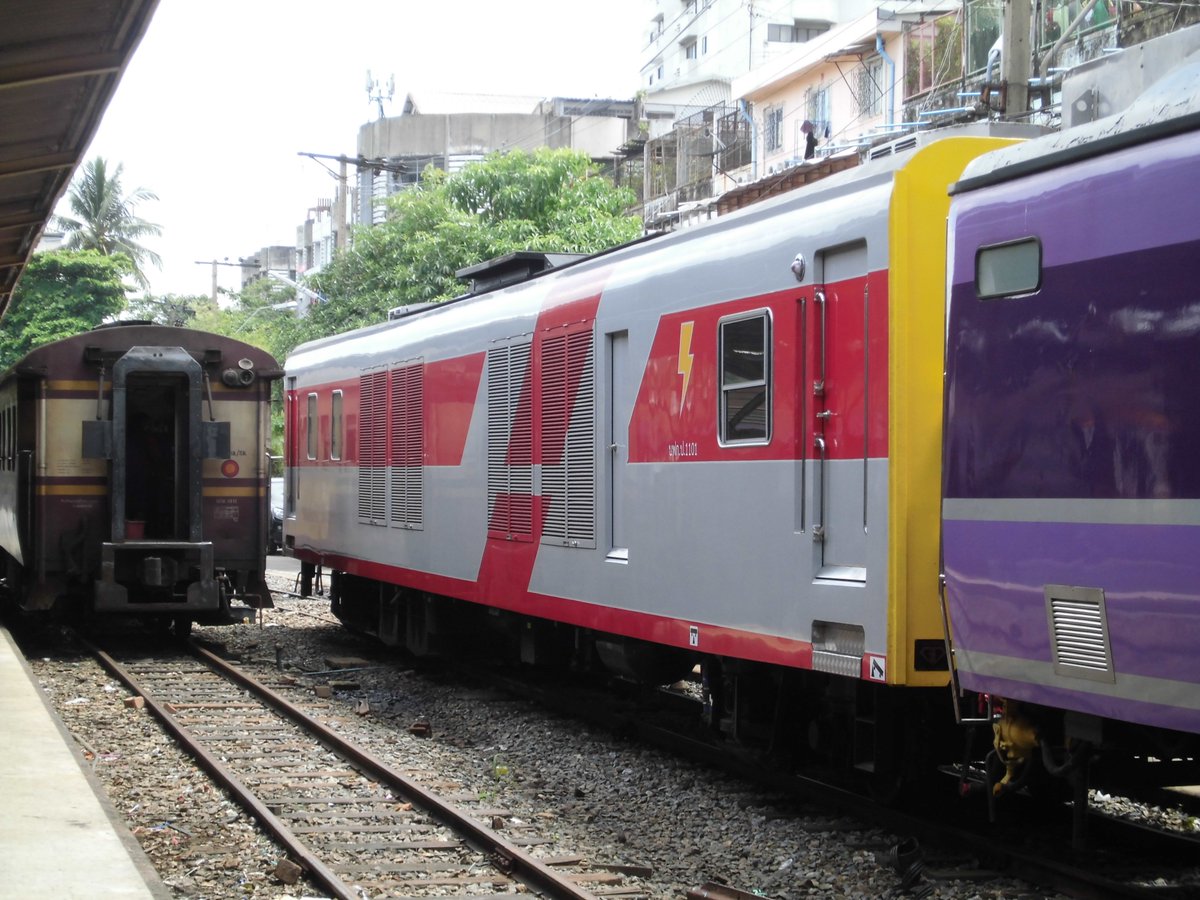 じん タイ国鉄 ニュース 新型電源車到着 ファランポーンの留置線に 3月に Mx911 さんがバンプルタールアンで見た 電源車 がいました 国鉄関係者に聞いたところ明確な回答はありませんでした よく見ると妻面に他の車両にはないタイ国旗が描かれて