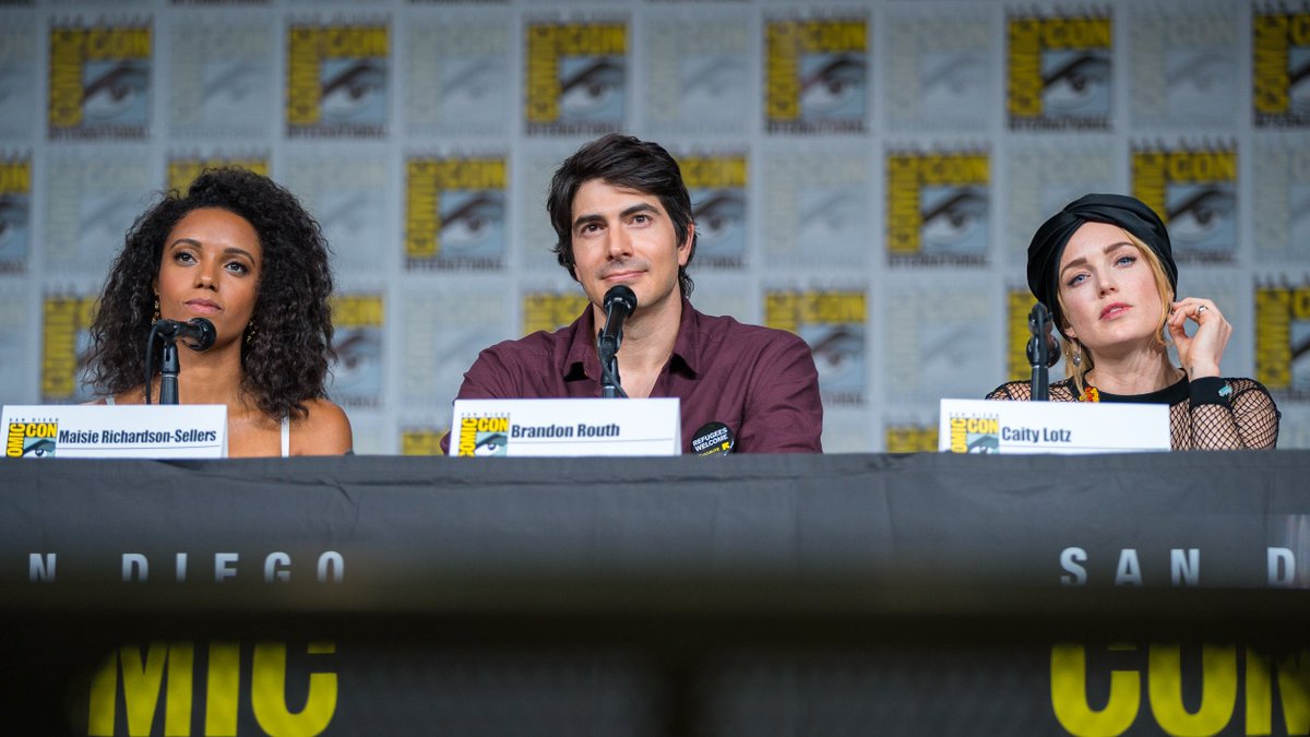 TheGeekLens's tweet photo. My pictures from the @TheCW_Legends panel at #SDCC w/ @BrandonJRouth  @caitylotz #DominicPurcell @tseky  @jesmacallan  @mattryanreal @NICKZANO @maisie_rs @talaashe  @_CourtneyFord_ and more are now up on the site 

https://t.co/5w2HIy9qEU

#arrowverse #LegendsOfTomorrow https://t.co/dX5Ynq4lTz
