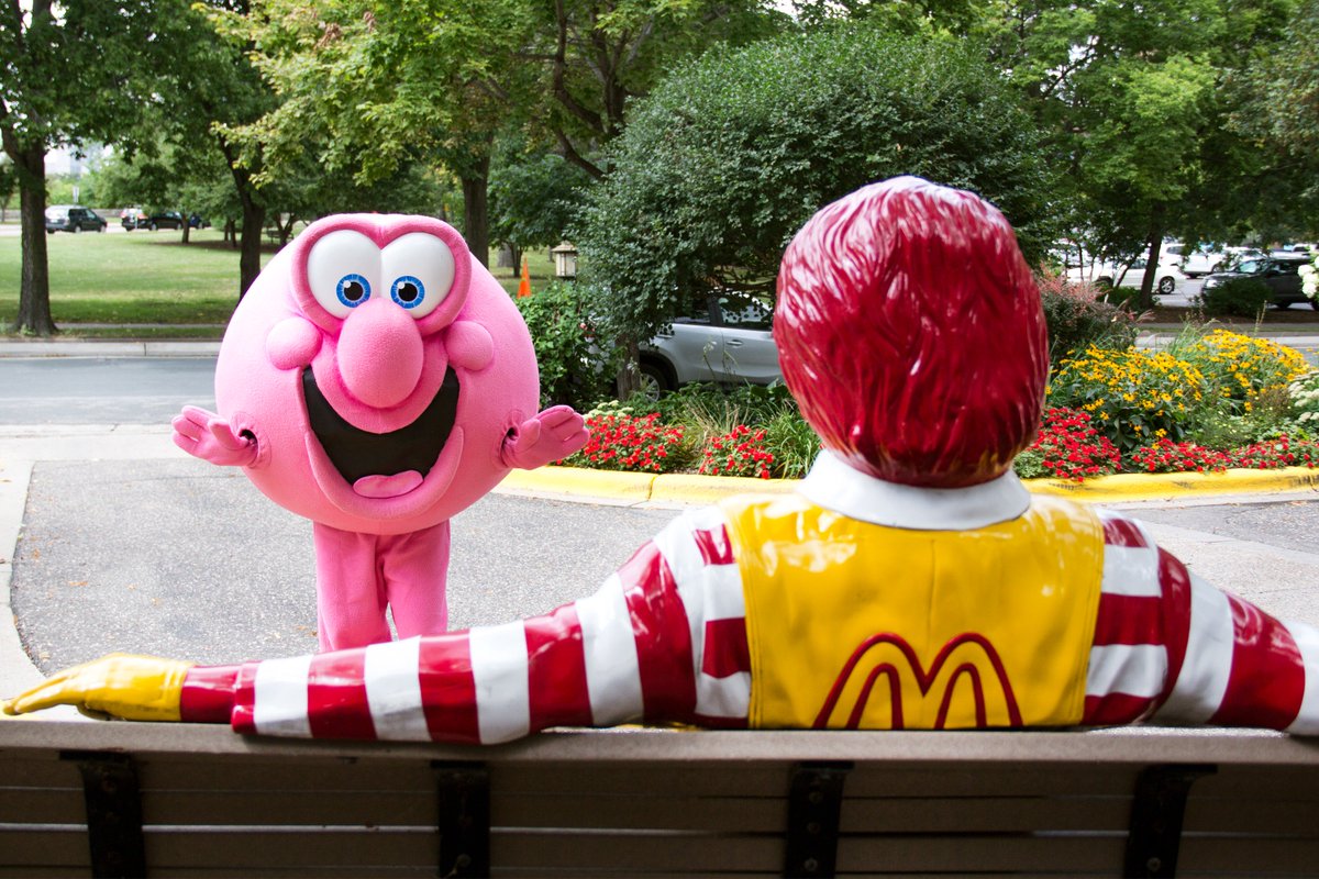 RMHUpperMidwest's tweet photo. When great minds meet...Ronald McDonald welcomed @MrBubble to RMH-Oak St for the dedication of a guest room sponsored by Mr. B's company.  Talk about good, clean fun! 😄 Room photos to follow.  
@RMHC https://t.co/SWDwLV5lsJ
