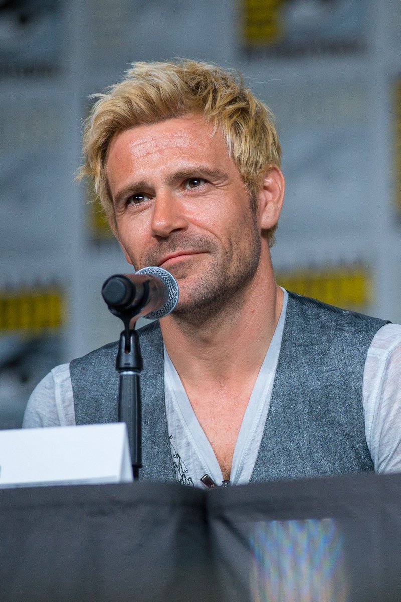 TheGeekLens's tweet photo. My pictures from the @TheCW_Legends panel at #SDCC w/ @BrandonJRouth  @caitylotz #DominicPurcell @tseky  @jesmacallan  @mattryanreal @NICKZANO @maisie_rs @talaashe  @_CourtneyFord_ and more are now up on the site 

https://t.co/5w2HIy9qEU

#arrowverse #LegendsOfTomorrow https://t.co/dX5Ynq4lTz