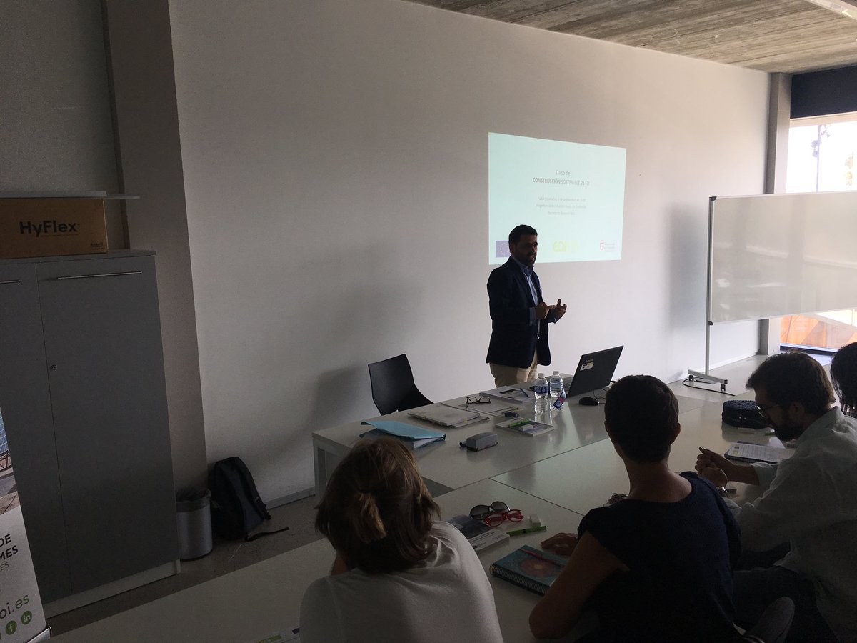 ClusterCsa's tweet photo. Empezamos la primera clase del curso de #construcciónsostenible con @JorgeFPPD de @faeccadiz para hablarnos de la situacion actual del sector @dipgra @eoi https://t.co/EyCAKsohe3