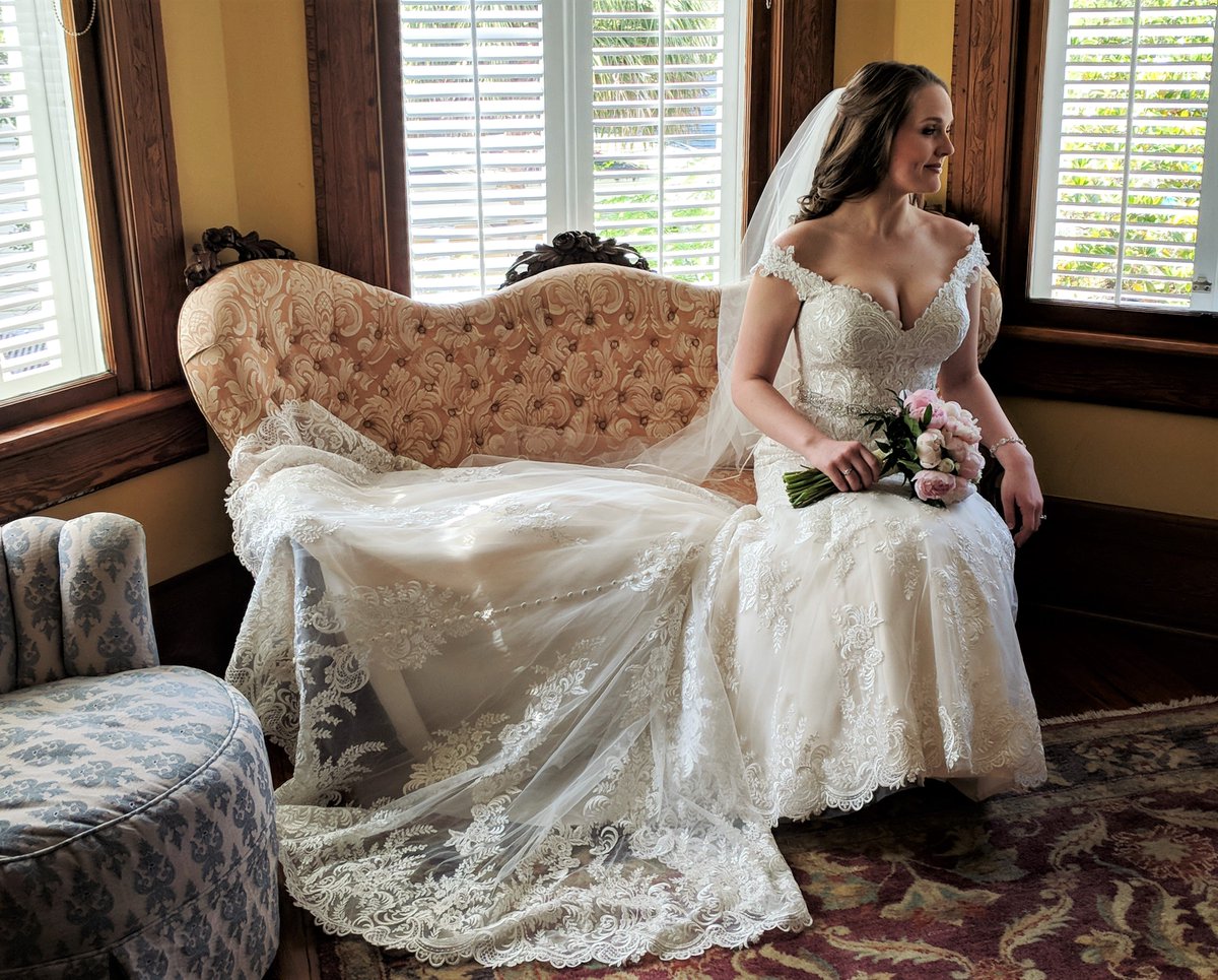weddingtalk1's tweet image. Wow, right?! Courtney was simply beautiful (inside and out). Check out her #buttonsfordays and all that lace! 
#beautifulbride #mpwweddings #masterpieceweddings