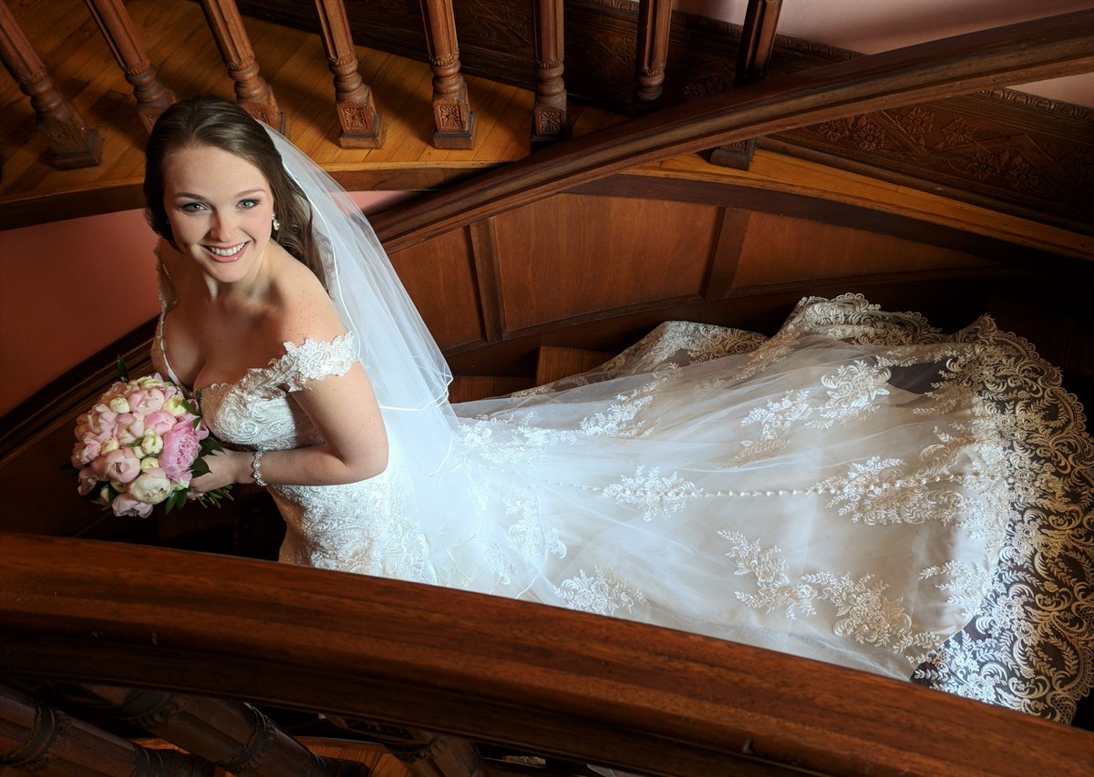 weddingtalk1's tweet image. Wow, right?! Courtney was simply beautiful (inside and out). Check out her #buttonsfordays and all that lace! 
#beautifulbride #mpwweddings #masterpieceweddings