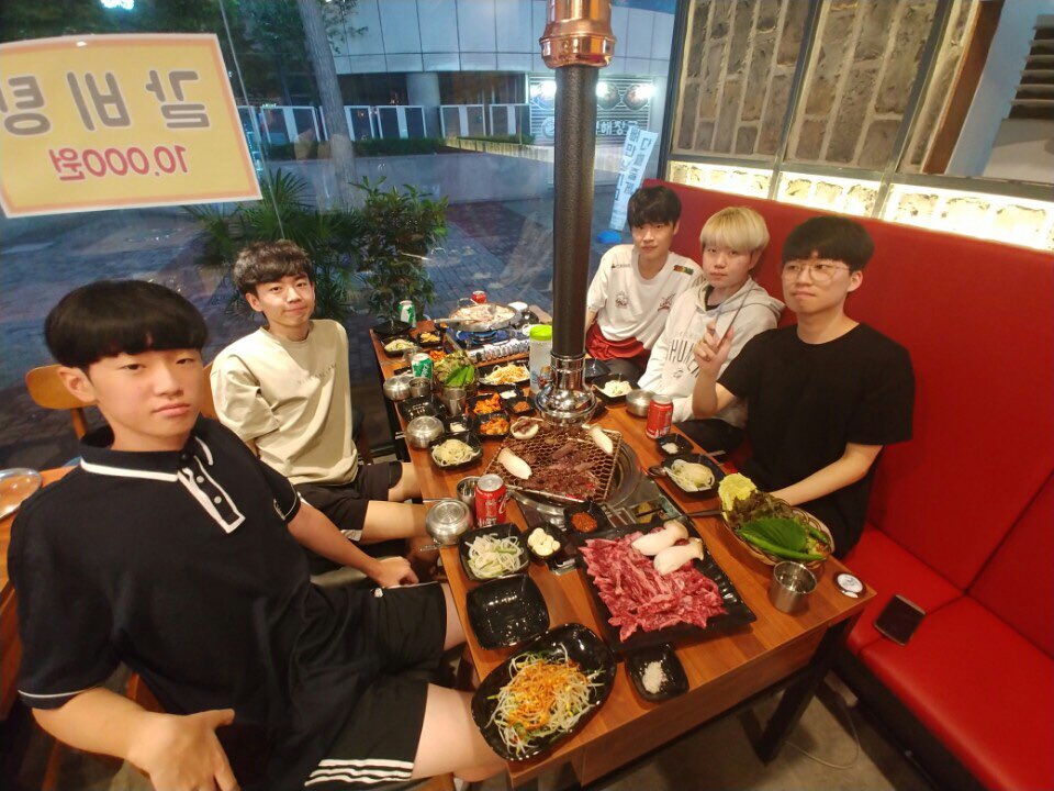 roxgaming_eng's tweet photo. East Asian Vainglory Premier League (#VPL), Split 2
ROX ARMADA won against TEAM ACE!

It is a party today!

This is all thanks to the support and encouragement of our fans.

#ROXGAMING #ROXWIN #ROXARMADA #VPLEA https://t.co/nf1oz1pAsR