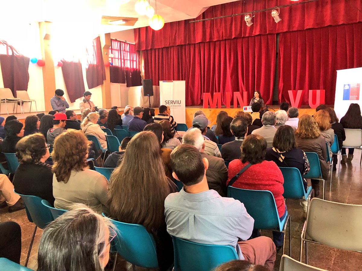minvuvalparaiso's tweet photo. #Petorca Seremi @Evelyn_Mansilla destaca entrega de Subsidios para #SectoresMedios y de #Arriendo “esperamos que este aporte del estado pueda contribuir a mejorar su calidad de vida, eso nos ha pedido el Presidente @sebastianpinera “ #ElMinvuUneLaCiudad https://t.co/CNuL71jCxc