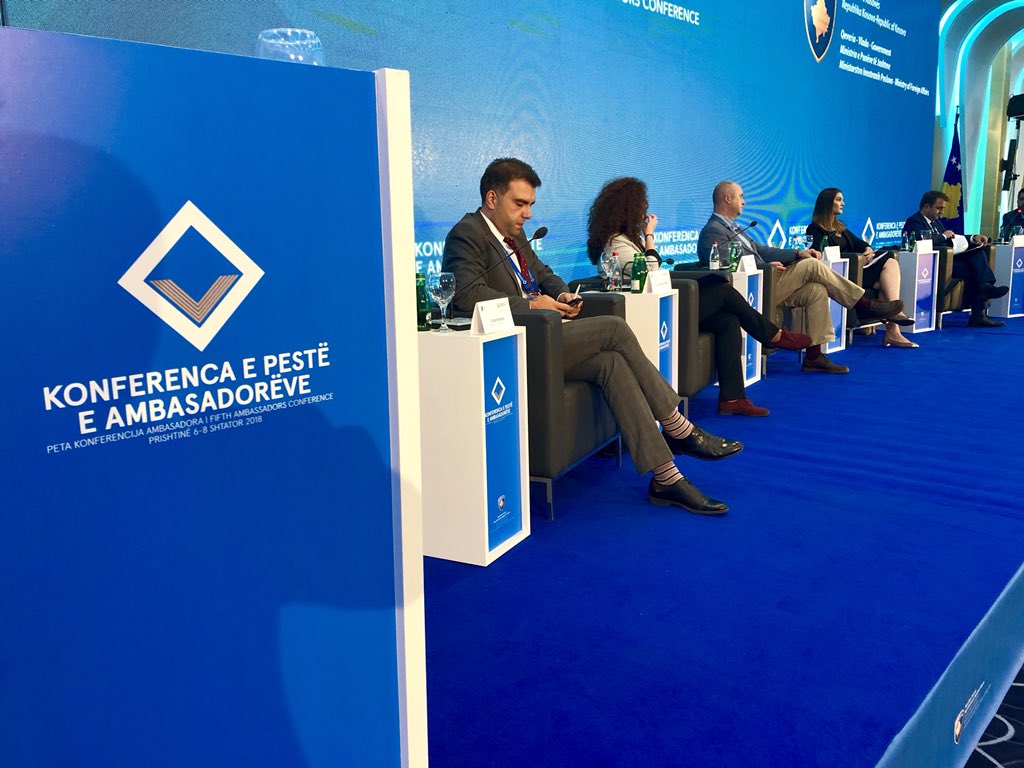 MFAKOSOVO's tweet photo. El primer día de #KSAmbConf5 terminó con una discusión sobre la #diplomacia #económica: "#Kosovo y Tendencias Económicas Globales: Retos, #Orientaciones y #Oportunidades". #Kosova10 #Kosovo10 https://t.co/RUqBgzDRiW