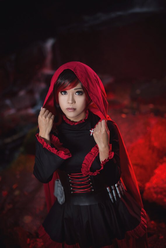 kazenary's tweet photo. Today is @IAmLindsayJones‘s special day. Happy Birthday to this wonderful, inspiring woman! Thank you for bringing my favorite character Ruby to life 🌹💕

🥀 #RubyRose cosplay by me
📷 @PugoffkaSama
#RWBY #RWBYcosplay #fotocon https://t.co/0I5AOjafz4