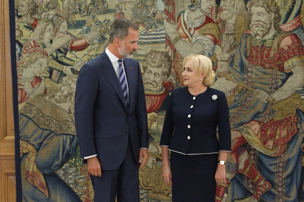 CasaReal's tweet photo. Reunión del Rey con la primera ministra de Rumanía, Viorica Dăncilă, en el Palacio de La Zarzuela. https://t.co/yj7cABISlY https://t.co/Xb618BJS78