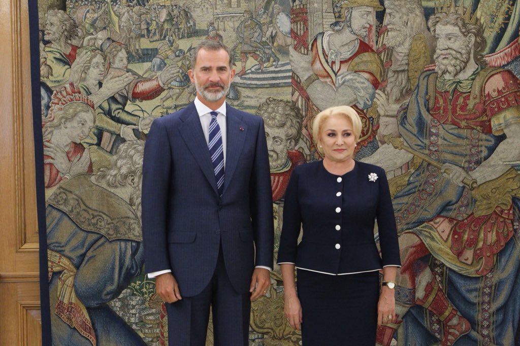 CasaReal's tweet photo. Reunión del Rey con la primera ministra de Rumanía, Viorica Dăncilă, en el Palacio de La Zarzuela. https://t.co/yj7cABISlY https://t.co/Xb618BJS78