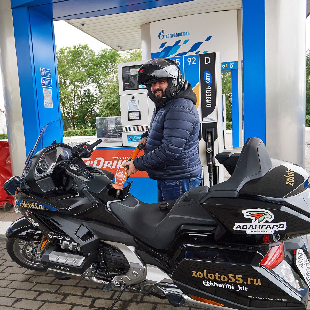 Болельщики ХК «Авангард» готовы на многое для любимой команды — например, @kharibi_kir отправился на мотопробег из Омска в Балашиху 💪🏻 И сделал правильный выбор топлива для такого испытания! 

@avangard_inside 

#газпромнефть #gpnbonus