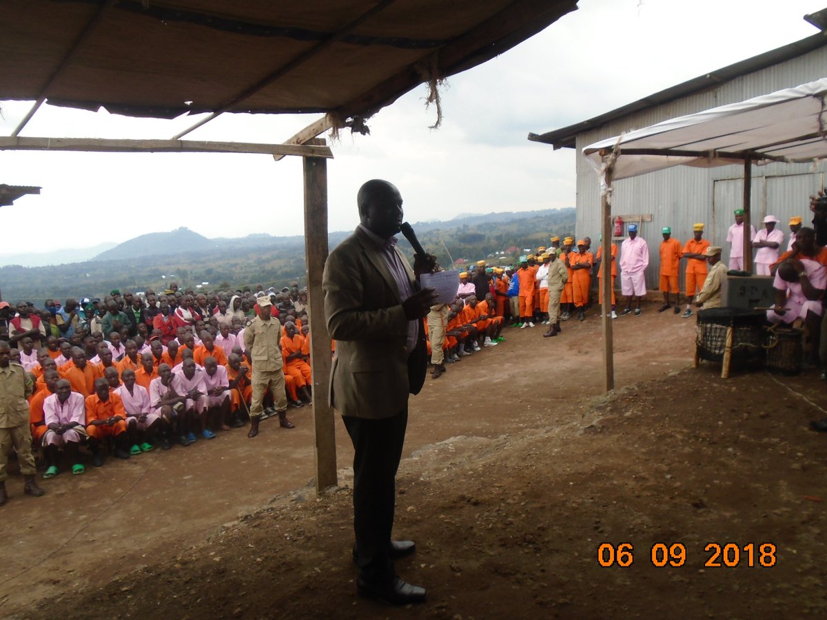 PrisonRubavu's tweet photo. Uyu munsi kuwa 06/09/2018 Umuyobozi w'Akarere ka Rubavu yasuye Imfungwa n'Abagororwa ba Gereza ya Rubavu https://t.co/IDHzAac6dy
