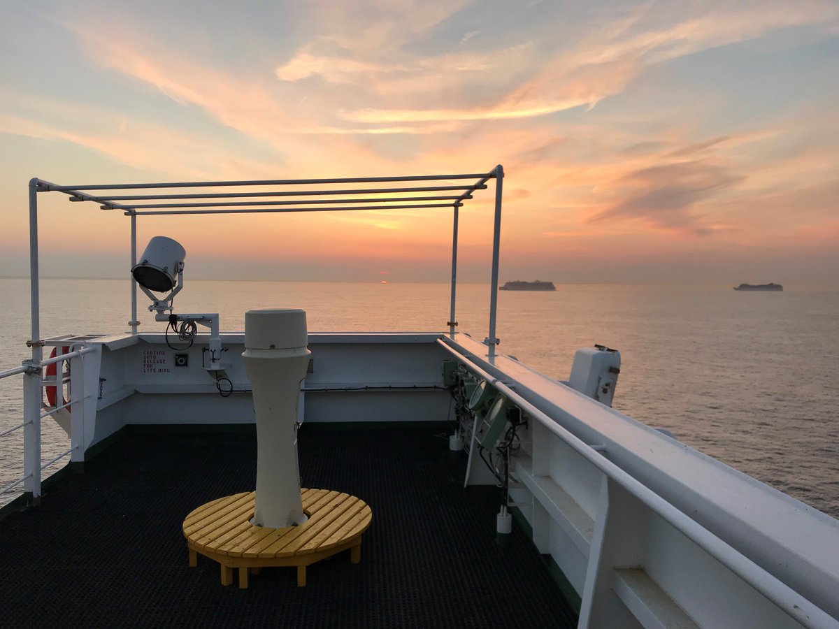 DeepSeaPilots's tweet photo. Sunset going through the Dover Straits https://t.co/V9jrTBGIBX