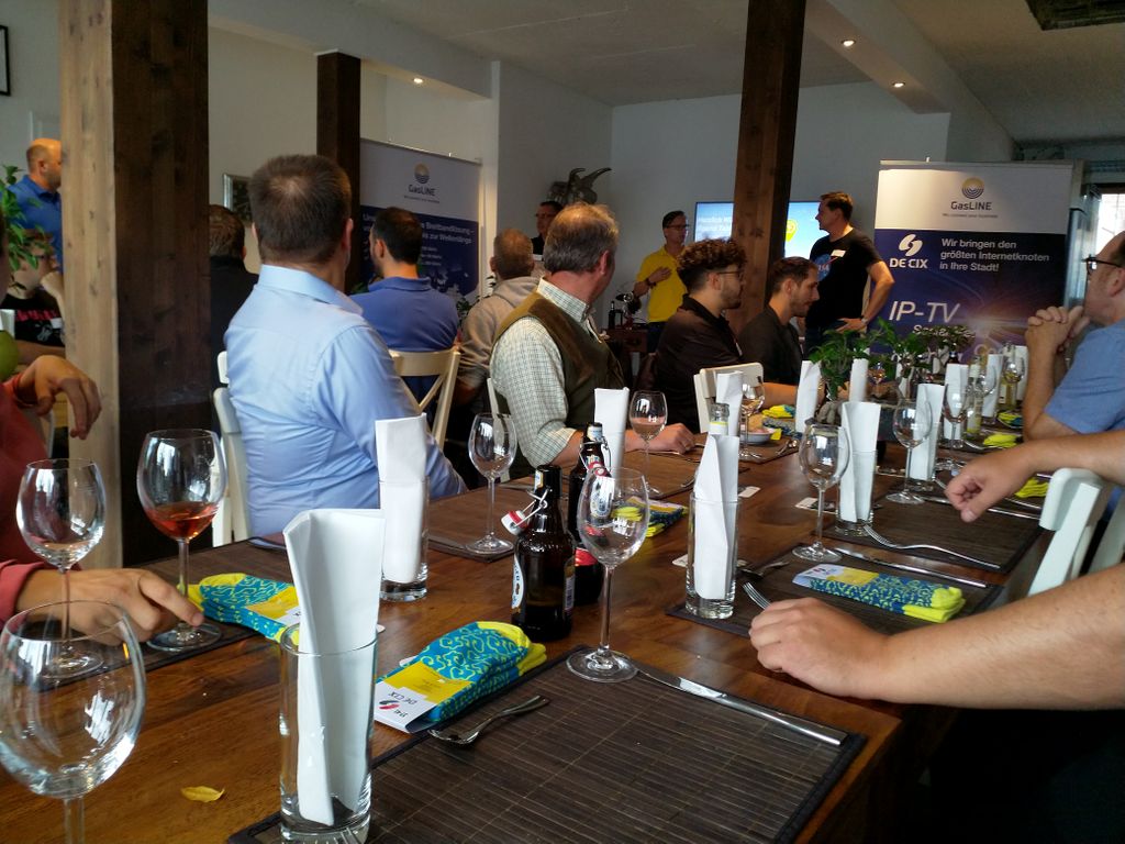 thking's tweet photo. Der @DECIX Round Table Dusseldorf hat begonnen ... Work Hard (kurze Präsentationen) & Party Hard (Grillen, Bürger kreieren und natürlich essen)! #peeringfamily #fun #decixsocks https://t.co/vsK5pXTjHh