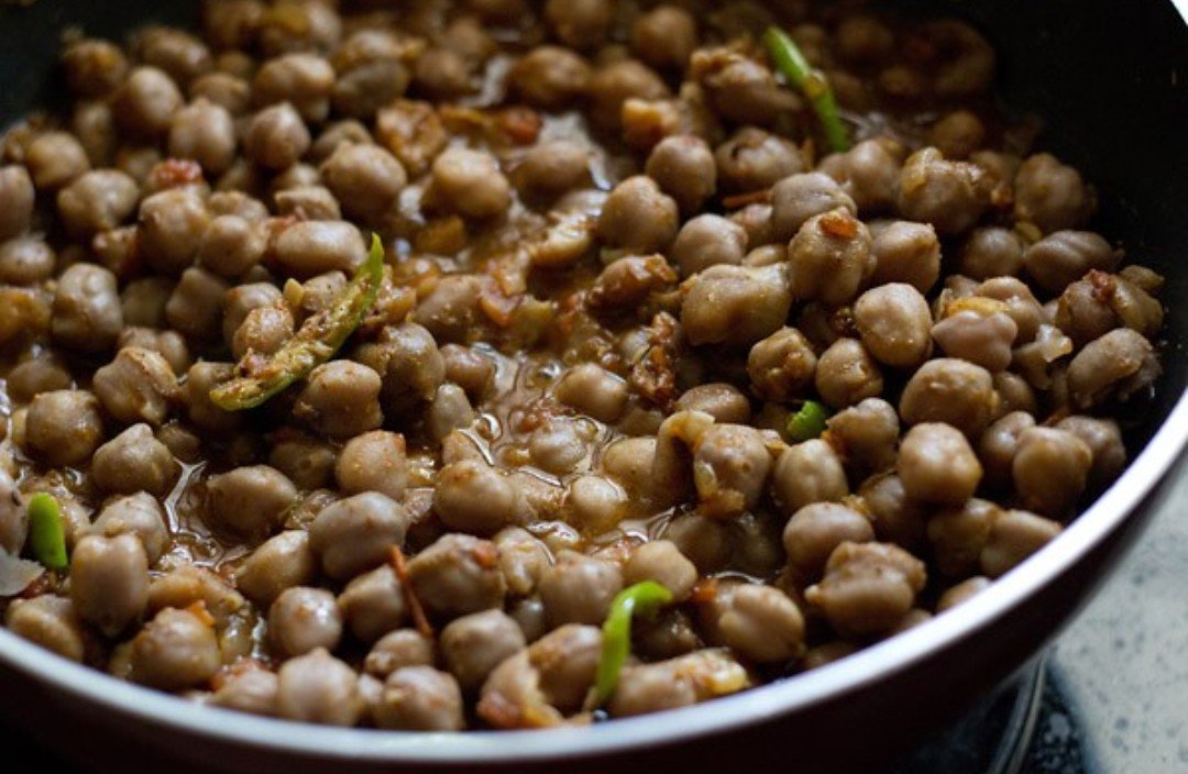 Flavours_of_MCR's tweet photo. What's the best #recipe for full on legit #Lahori #Chana or Chikad Chanay or Chikar #Cholay or Chole... basically #Pakistani #Chickpeas... does it have to be dried and soaked or can you get that flavour from tinned. What's the key in the Masala? The Tarka? Any ideas/tips? #curry https://t.co/qzMwlu5MUU
