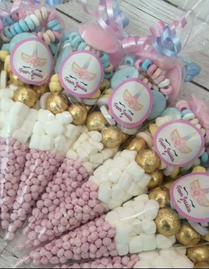 Muchas felicidades pequeña espero te gusten tus regalos que sigas cumpliendo muchos años más princesa mis mejores deseos 💋💗👑