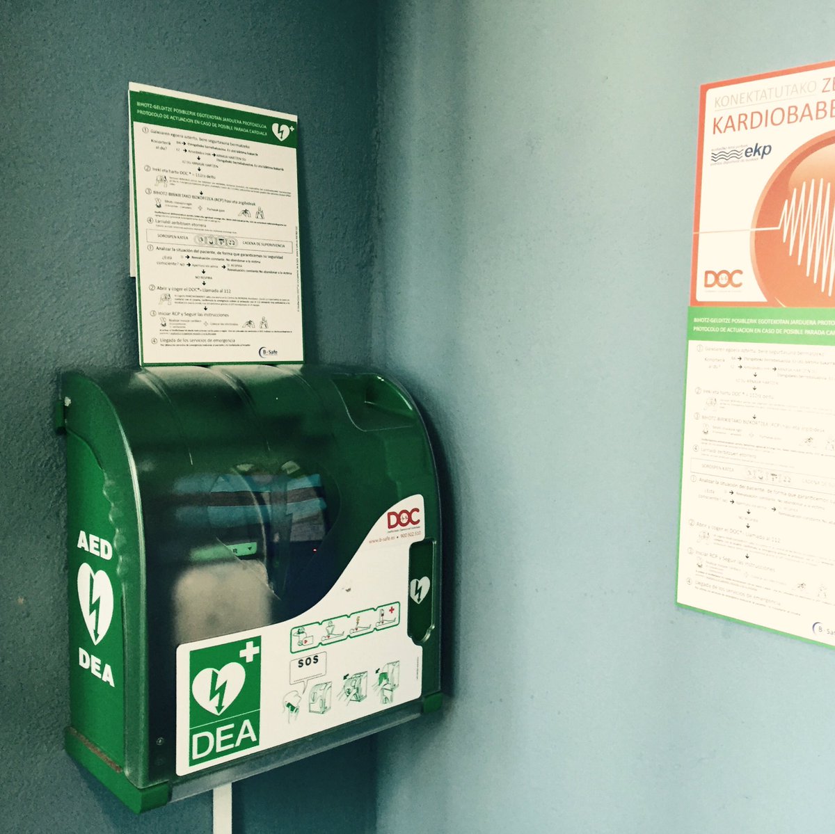 ferfem's tweet photo. ¿Has visto estas cajas en el metro, en la playa, en la biblioteca...? Son desfibriladores (DEA) y nos ayudan a #Salvar1Vida en caso de parada cardiorrespiratoria

Si encuentras uno, regístralo aquí para que sea localizado en caso de emergencia https://t.co/NLYyuIxCiL

#AriadnApp https://t.co/WY3febymVL