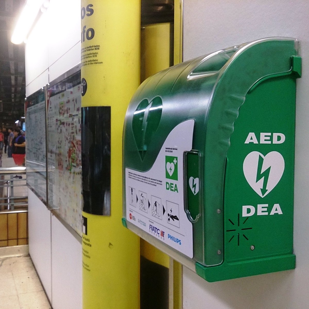 ferfem's tweet photo. ¿Has visto estas cajas en el metro, en la playa, en la biblioteca...? Son desfibriladores (DEA) y nos ayudan a #Salvar1Vida en caso de parada cardiorrespiratoria

Si encuentras uno, regístralo aquí para que sea localizado en caso de emergencia https://t.co/NLYyuIxCiL

#AriadnApp https://t.co/WY3febymVL