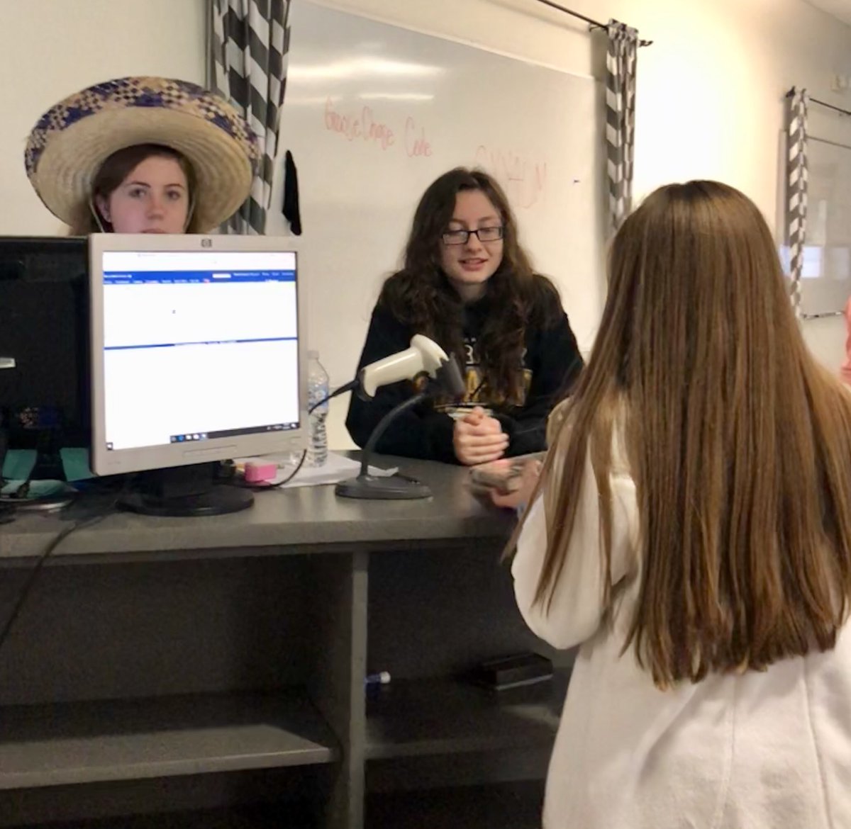 WarrenMSLibrary's tweet image. Our student aides like to add a little pizzaz to your book check-out experience. #forneyreads #forneyconnects @mlea_smu