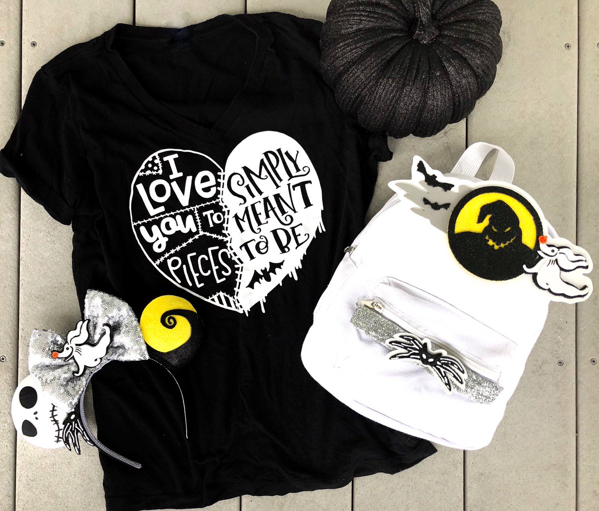 MMMpacks's tweet image. 🖤 Get ready to order your bag and Nightmare Before Christmas Accessory Pack this Saturday at 3pm EST! 🙌🏻🎃🎄Shirt by  
@ queenofheartsco on Insta
Ears by @magicmouseears 
We are going to change the RESTOCK time to Fridays at 5pm starting NEXT week. 
#NightmareBeforeChristmas