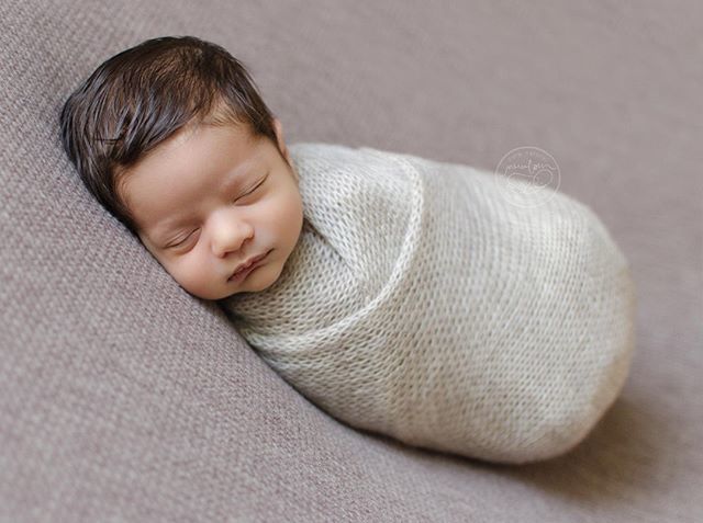 gatineauphotog's tweet photo. Another newborn at the studio with a beautiful full head of hair! 💕 ⠀⠀
⠀
#sleepingbaby #newborn #newbornbaby #26daysold #4weeksold #babygirl #babyphotos #beigeprops #newbornhair #babyhair #wafflebackdrop #beigeknit #beigenewbornsetup #newbornphotographyottawa #barrhaven… https://t.co/jxlJzovgpT