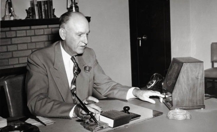 ehherefordbust's tweet photo. #tbt The man, the myth, the legend himself: E.H. Hereford. UTA's FIRST president when we were still North Texas Agricultural College. Photo courtesy of @utalibraries #ehhereford #oldrosebud #heygoodlookin https://t.co/Wwb4NZ9Weo