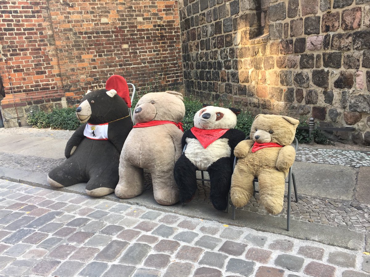 MMaryMcKenna's tweet photo. Four bears #Berlin #4bears #TeddysShop #Mitte #fourbears https://t.co/NUoichjGym
