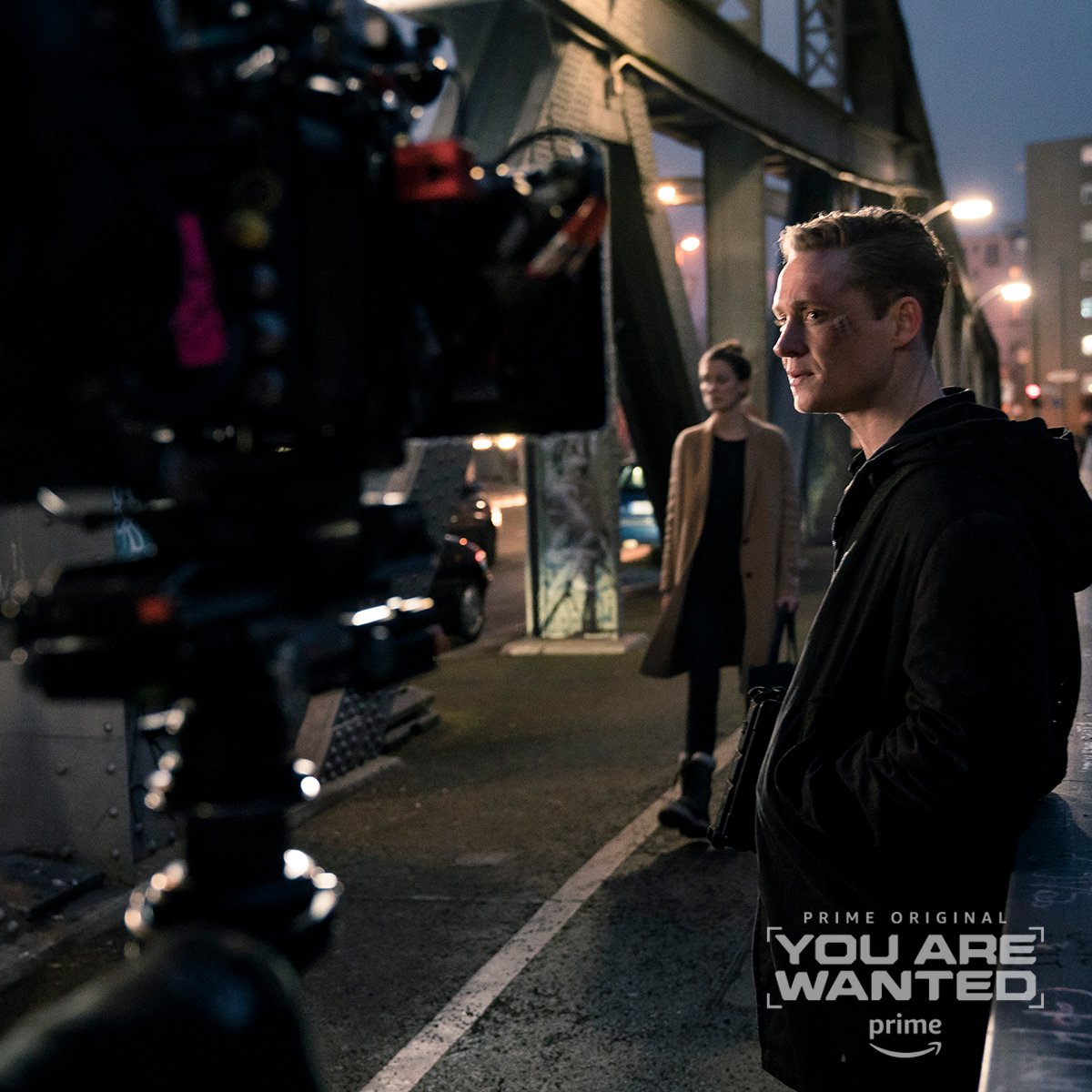 youarewanted's tweet photo. Eine einfache Brücke wird zum spannenden Schauplatz in #YouAreWanted 2. #BehindTheScenes https://t.co/HGbw5XPx1l