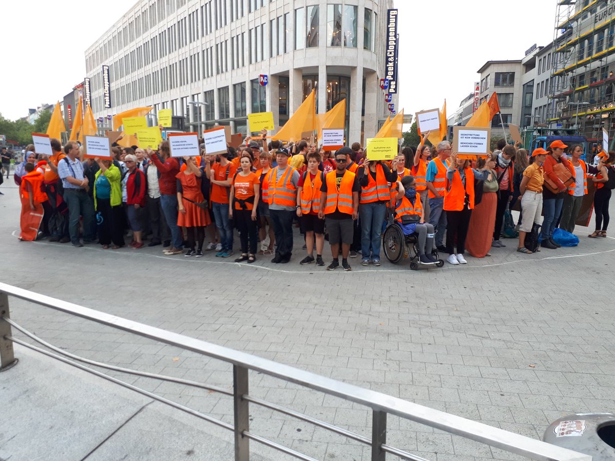 Starker Flashmob heute in Hannover für die Seenotrettung. seebruecke.org #Seebrücke #Hannover #Flashmob