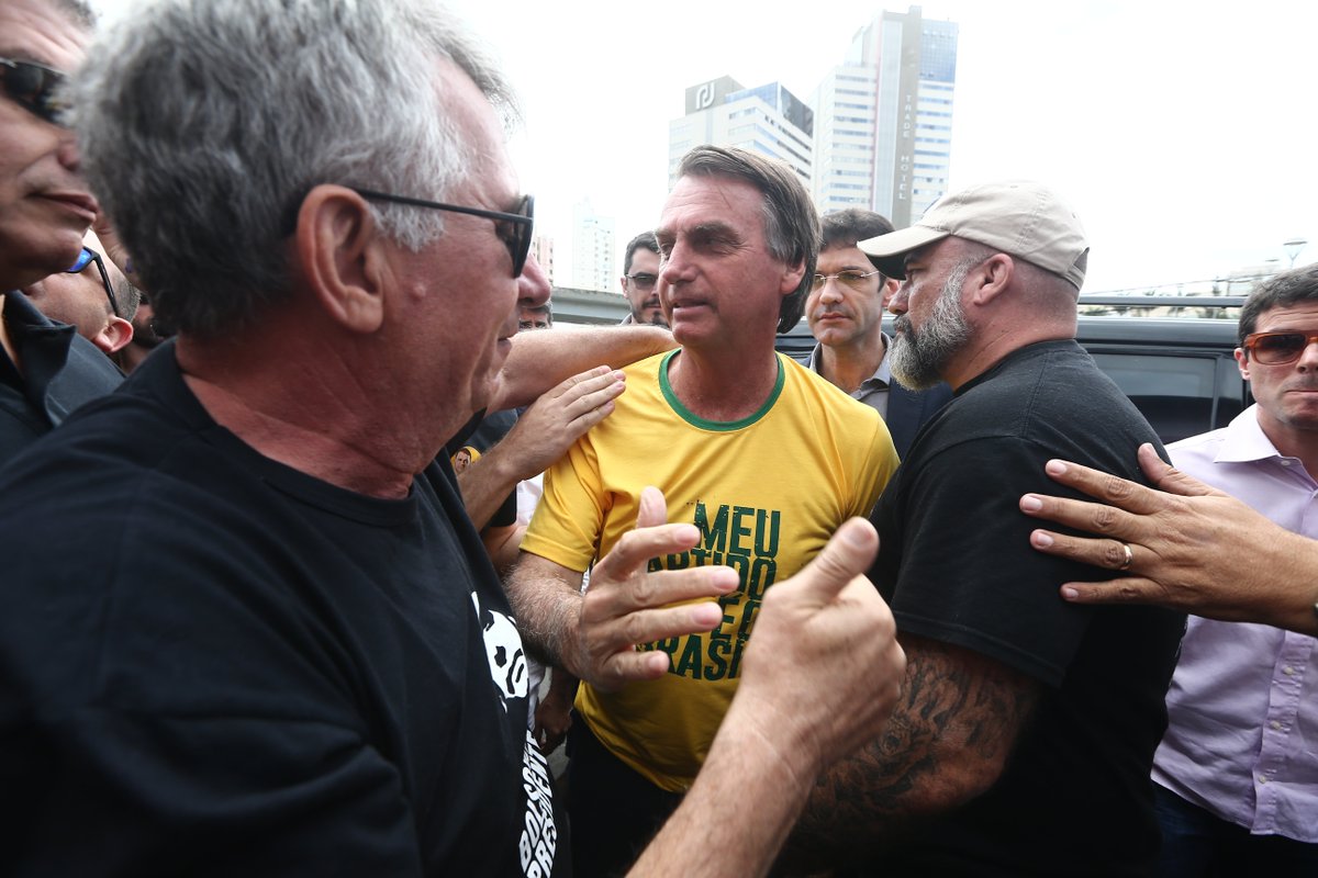 Resultado de imagem para Homens de preto SeguranÃ§as de Bolsonaro