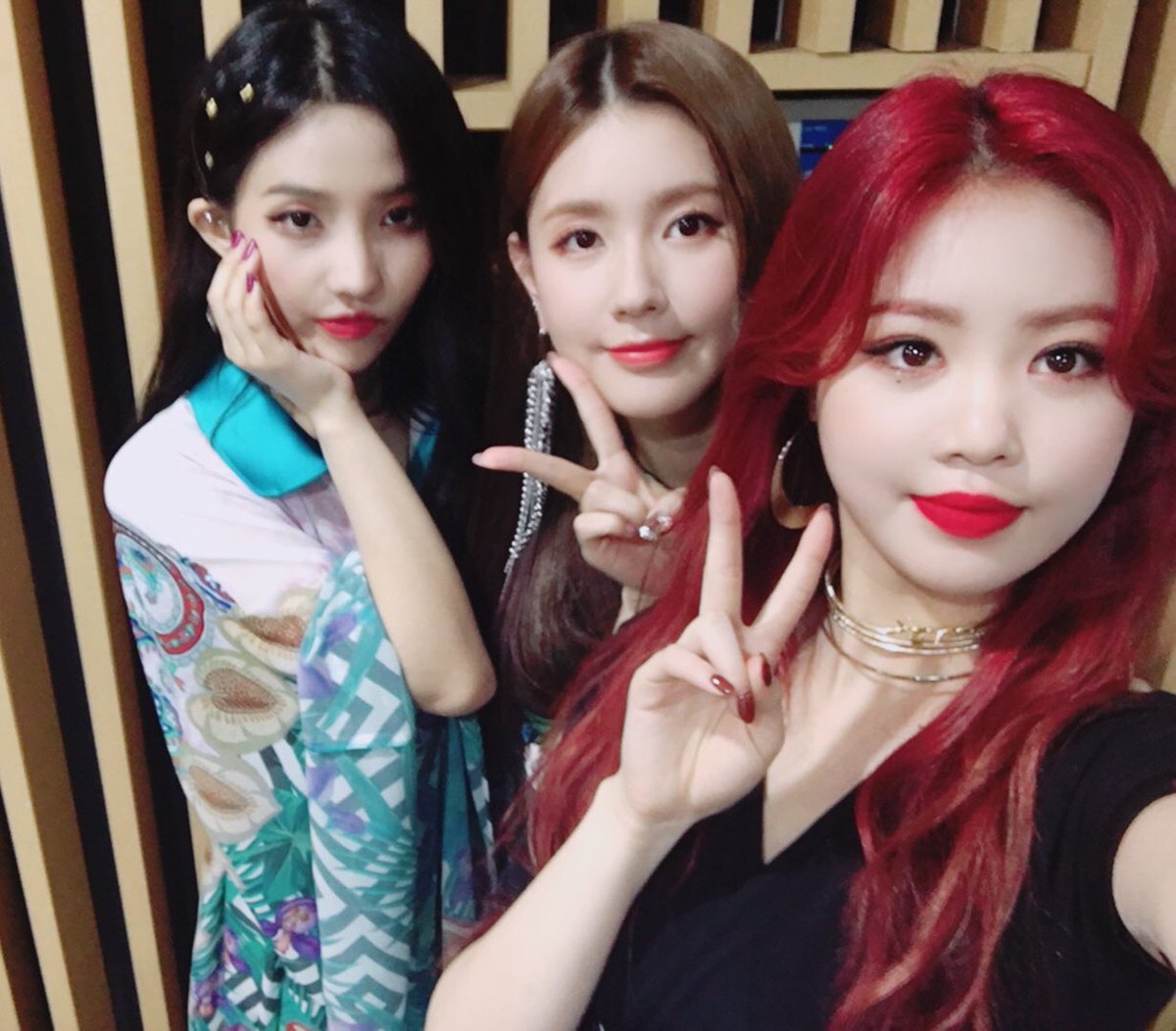 05_0227's tweet photo. 1등해서 기분 진짜 개 째지는데 아니 이렇게 예뻐도 되는거냐고요;; 이거 보고 ㄹㅇ ���간 심정지 당함요 https://t.co/QYMJfQXJ3t