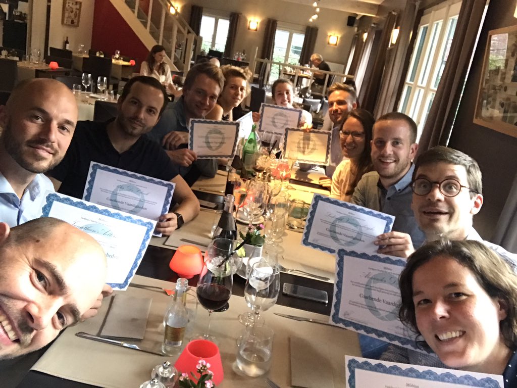 oostki's tweet image. Weer 9 collega's die al coachend door het leven fietsen... #trots #profoundlydifferent #purpose @mobius_eu Proficiat!