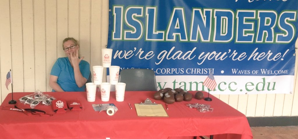 TamuccR's tweet photo. Come see us in the breezeway until 2! We’re giving a conservative voice to students and helping build future professionals and the next generation of the Republican Party! #tamucc #LeadRight #KeepTexasRed https://t.co/40uaBcCeYC