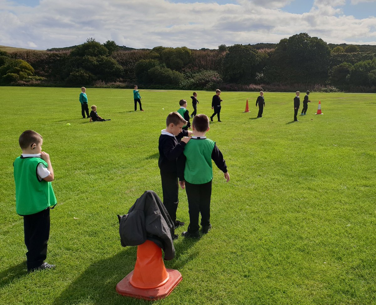333Davidclark's tweet photo. Great to be back at @TullosSchool for another year. Today was our first session of Better Playground Play where a select group of P6 pupils are teaching P4s the rules of the game of football during lunchtime #PartnerSchools2018 https://t.co/z2o3TBTwHm