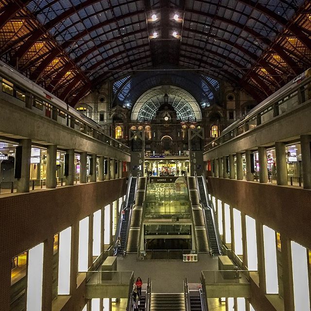 Pixelsandcuts's tweet image. Centraal Station by night #antwerpen #antwerp #belgium #thisisantwerp #travel #potd #pictureoftheday #tbt #station #classic #building #pretty #oldschool #belgie #tourists #tourism #igers #igdaily #belgica #love #station #rail #railway #instago #instamood… ift.tt/2CtgwoS