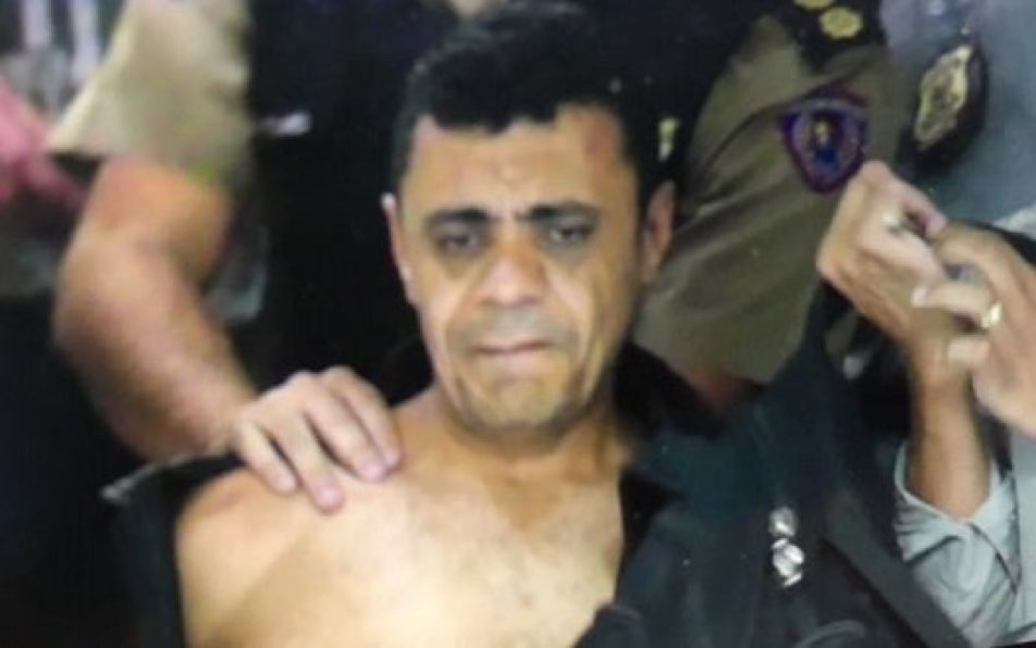 TaxiAlphaville's tweet photo. Adélio Bispo de Oliveira, homem de 40 anos, que esfaqueou #Bolsonaro, foi levado à delegacia, o candidato está hospitalizado na Santa Casa de Juiz de Fora, que passa por uma cirurgia neste momento. https://t.co/RineevlWDA