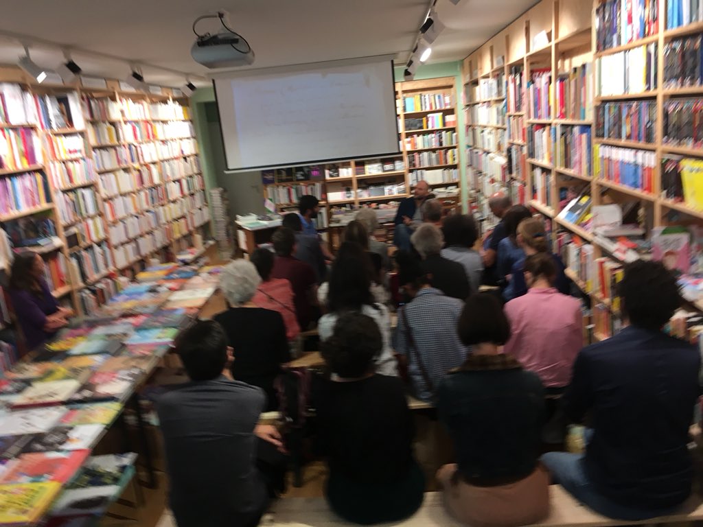 En effet, un full house pour cette belle lancée de la nouvelle saison de rencontre ! Plein de cartes plein de personnes ! Comment pense un savant ?<a href="/anamosa_ed/">anamosa</a> #Rentreelitteraire2018 #petiteegypte #livre #book #librairie #bookstore