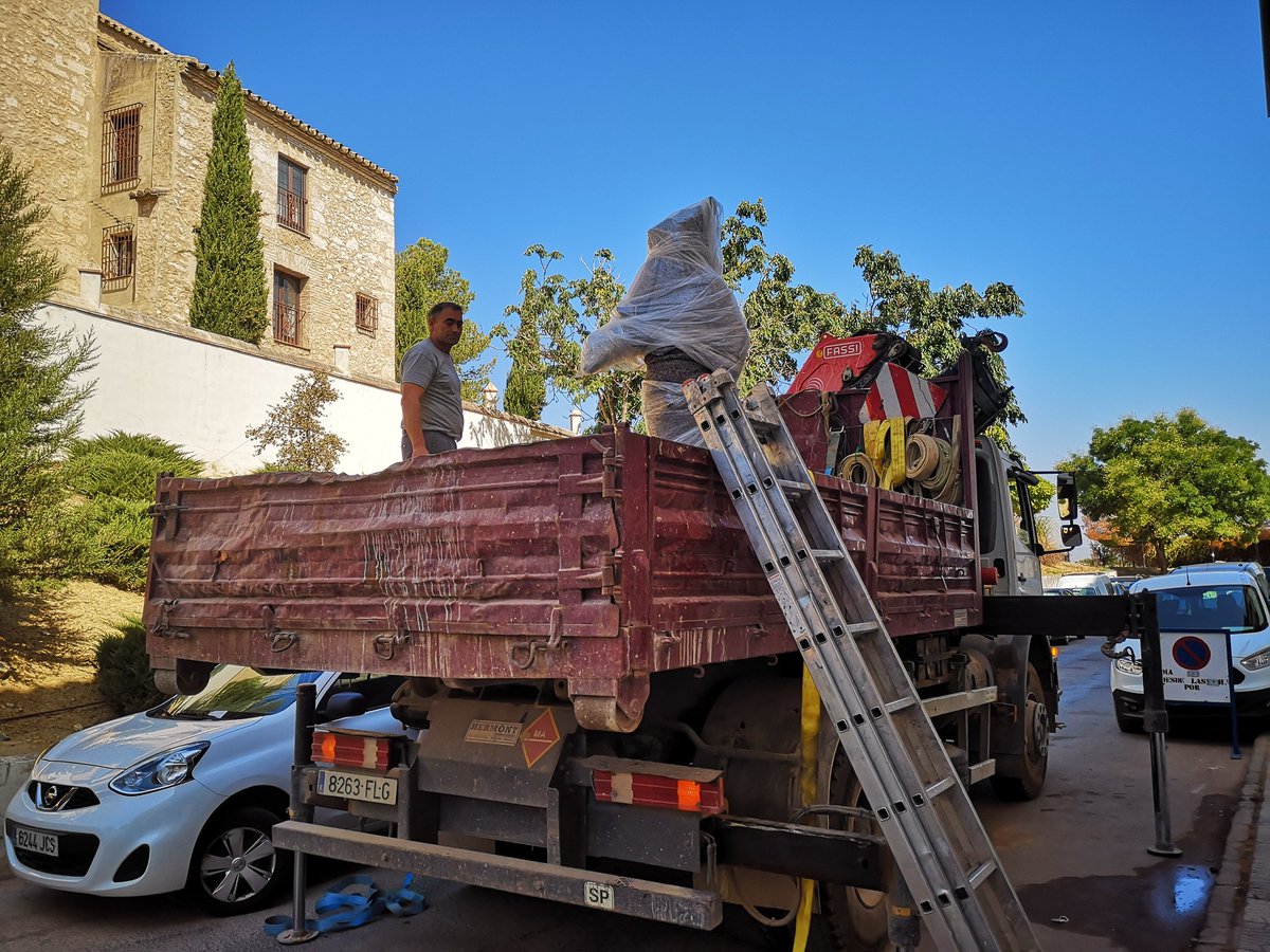 ATQaTuCorazon's tweet photo. La empresa antequerana #Chapitel restaurará uno de los símbolos más emblemáticos de #Málaga, el monumento del Marqués de Larios. 'La Alegoría del Trabajo', primera de las piezas en llegar a #Antequera.
Imagen 1 @DiarioSUR https://t.co/sPMFIVfLV5