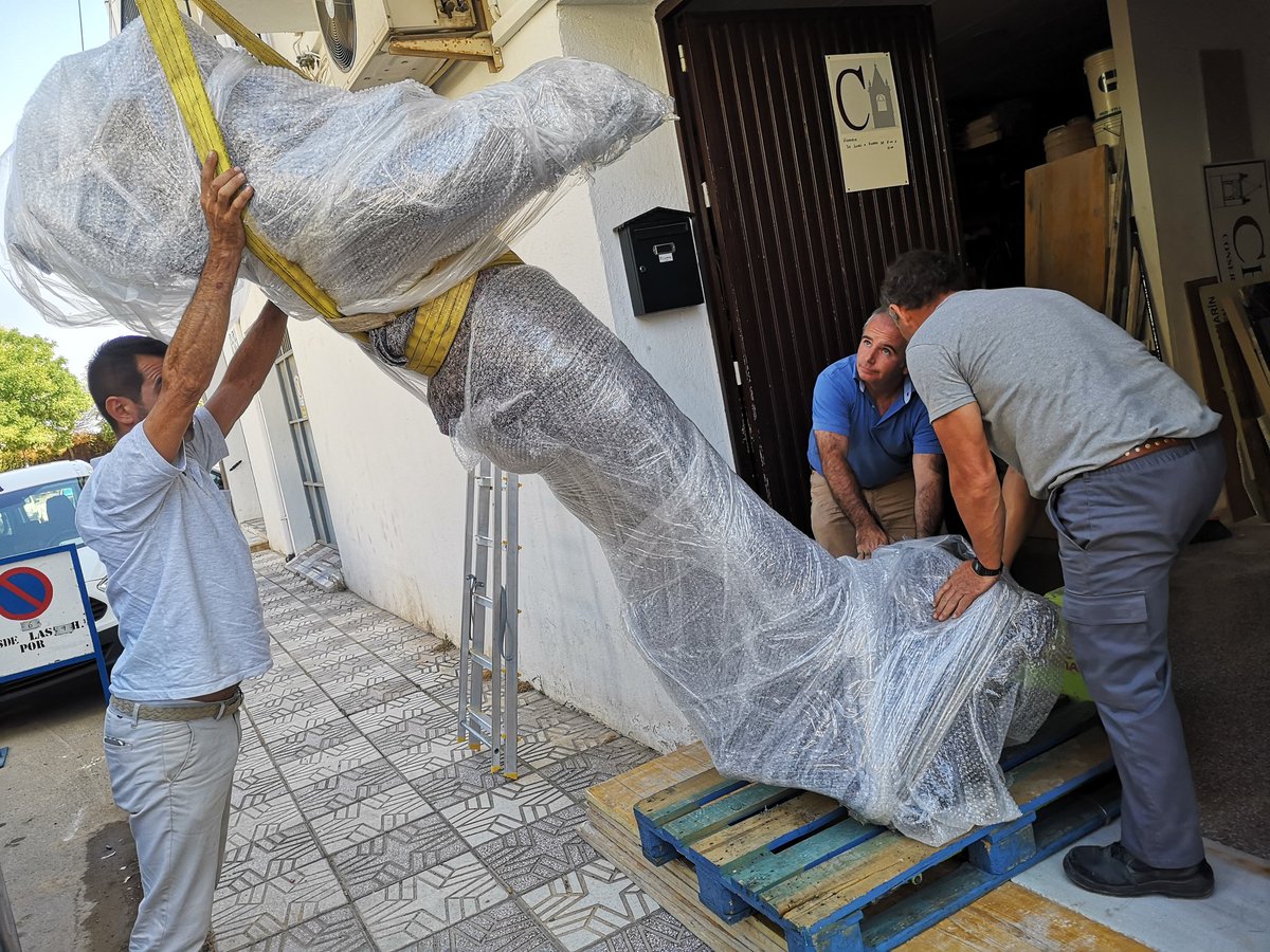 ATQaTuCorazon's tweet photo. La empresa antequerana #Chapitel restaurará uno de los símbolos más emblemáticos de #Málaga, el monumento del Marqués de Larios. 'La Alegoría del Trabajo', primera de las piezas en llegar a #Antequera.
Imagen 1 @DiarioSUR https://t.co/sPMFIVfLV5