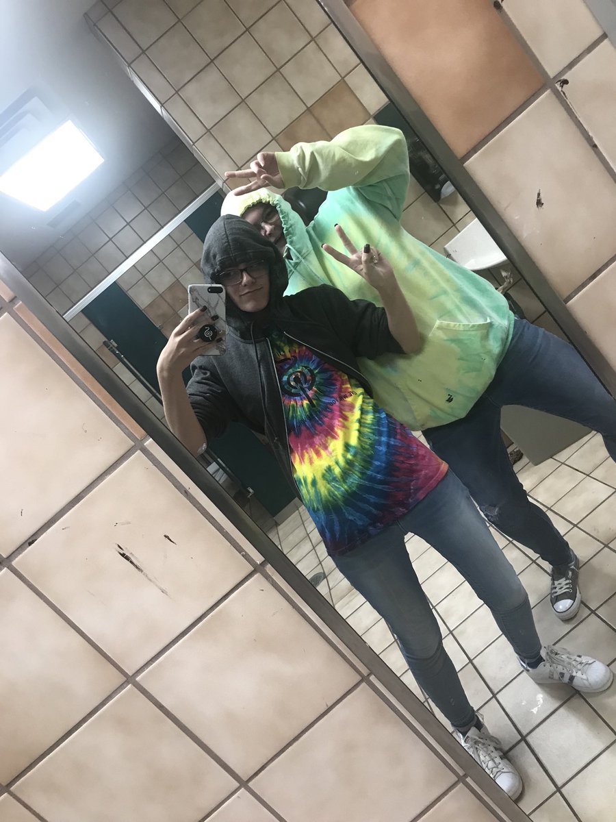 libbyblount's tweet image. tie dye day @coachoneal1 seniors #classwars