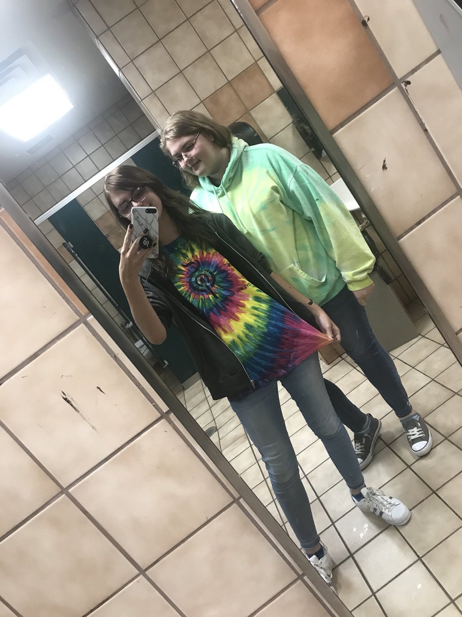 libbyblount's tweet image. tie dye day @coachoneal1 seniors #classwars