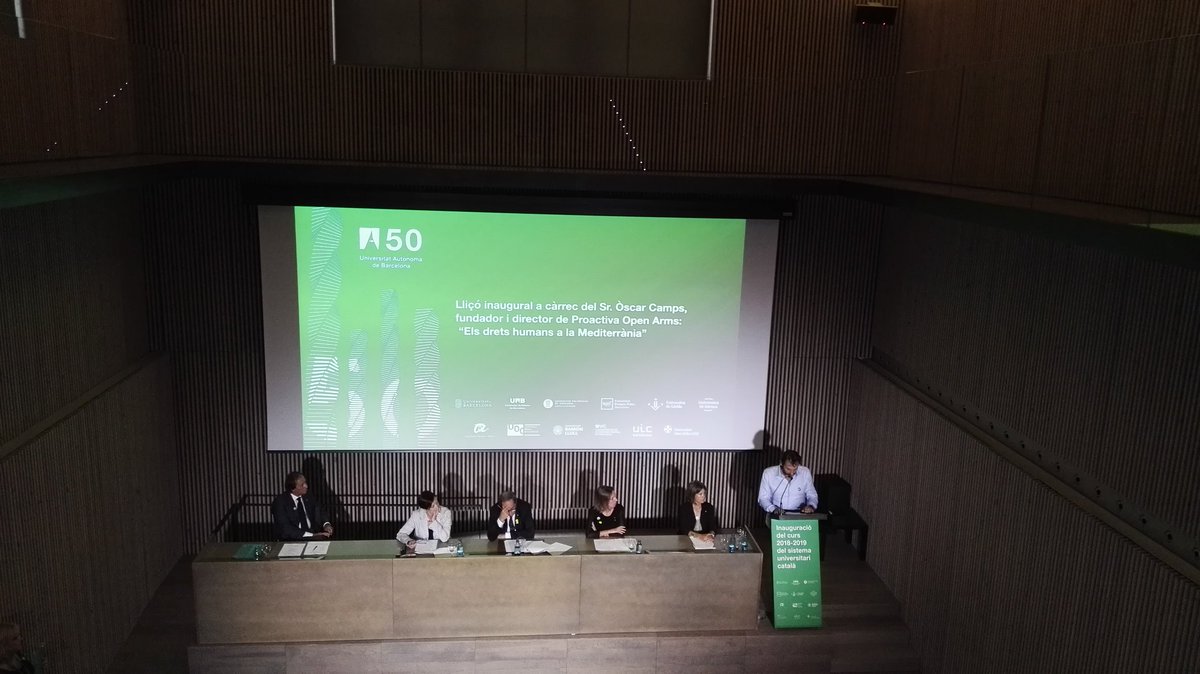 atorresgar3's tweet photo. El socorrista fundador de l'ONG @openarms_fund @campsoscar desmunta amb dades els titulars tendenciosos fruit de la #postveritat, i ho fa en l'acte d'inici del #noucurs1819 de les @universitatscat https://t.co/8xEP3bCHDV