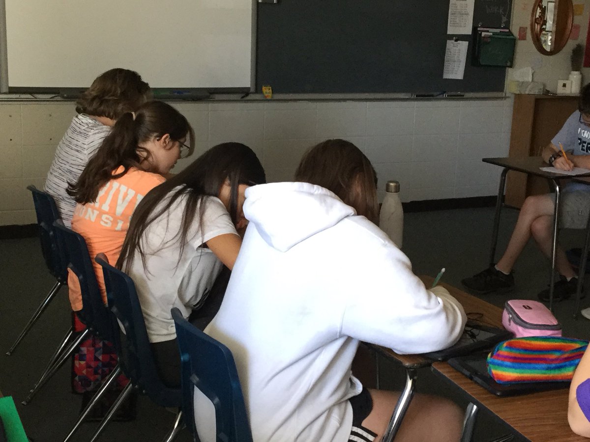 DeniseGering's tweet photo. Apollo house students “collaborating” to define the characteristics of a BP graduate! @DeniseGering @hssdbv https://t.co/8xvHKnz8UC