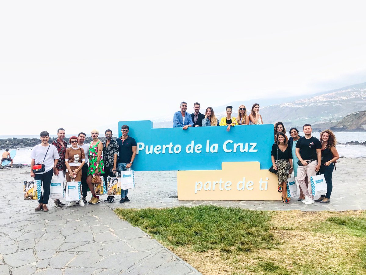 ¡Hoy estamos visitando Puerto de la Cruz con influencers de moda para conocer hasta el último detalle del desfile de mañana! Gracias a <a href="/VisitPtoCruz/">VisitPuertodelaCruz</a> por el detalle 👏🏽👏🏽. #mympuertodelacruz #mymfsmb