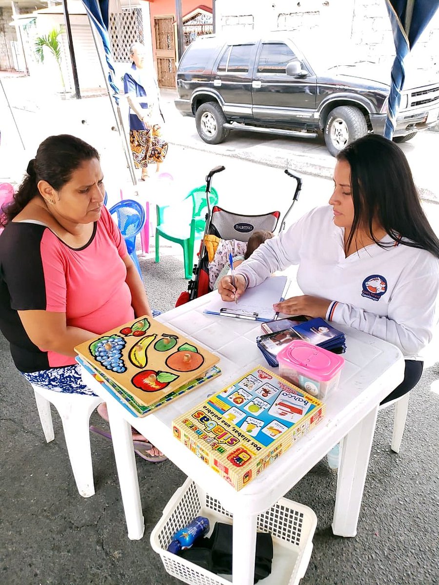 ManzanaIntegral's tweet image. Porque el bienestar de la niñez es importante en el #GuayasImparable, llegamos con nuestras brigadas gratuitas hasta la 25 y la Ll, oeste de Gquil. Un equipo del @cequinoterapia atiende e informa sobre la importancia de la atención terapéutica en las personas con discapacidad.